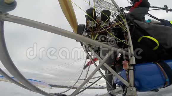 动力滑翔伞发动机启动视频的预览图