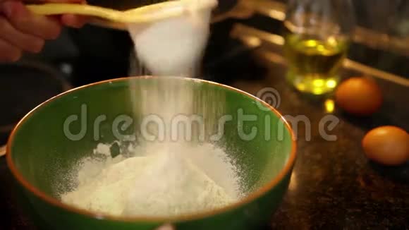 在煎饼制作过程中筛下白面粉视频的预览图