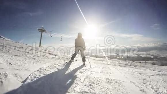 女滑雪者在山顶上休息欣赏风景视频的预览图