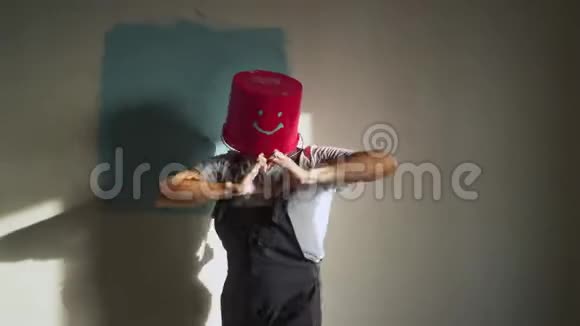 穿制服的工人头上戴着红桶玩得开心跳舞视频的预览图