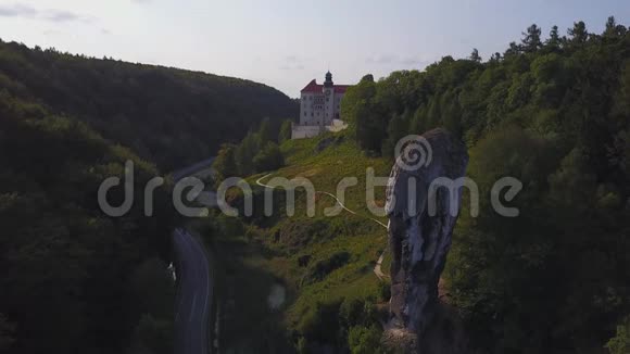 波兰克拉科夫美丽的环境下的皮斯科瓦斯卡拉城堡视频的预览图