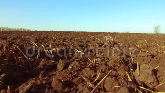 耕田蓝天稳动农业抽象视角黑暗宽湿土壤方式视频的预览图