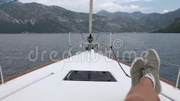 从漂浮在亚得里亚海上的游艇船头俯瞰视频的预览图