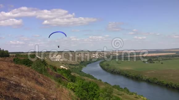 滑翔伞飞越白垩纪山脉上空视频的预览图