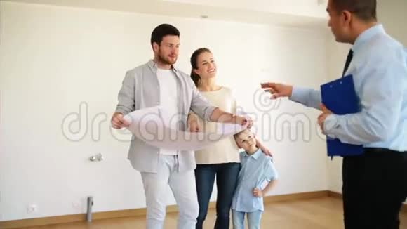 幸福的家庭和房产经纪人视频的预览图