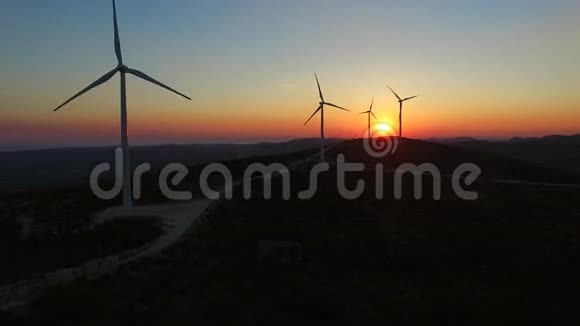 美丽的彩色夕阳下风车的空中景色视频的预览图