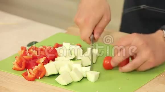 切夫是切樱桃番茄西葫芦和红色视频的预览图