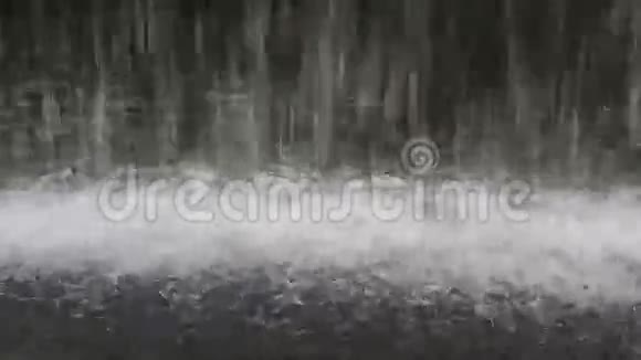池塘表面的水串视频的预览图