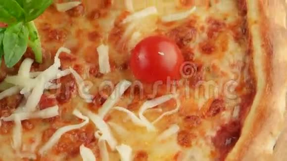 意大利玛格丽塔比萨饼和罗勒和莫扎雷拉视频的预览图