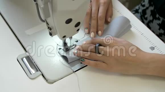 缝纫训练裁缝在缝纫机上缝裤子视频的预览图