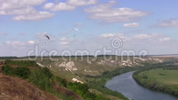 滑翔伞飞越白垩纪山脉上空视频的预览图