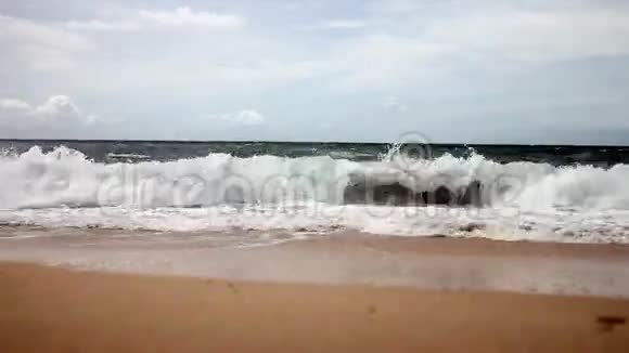 巨浪撞击沙质海岸视频的预览图