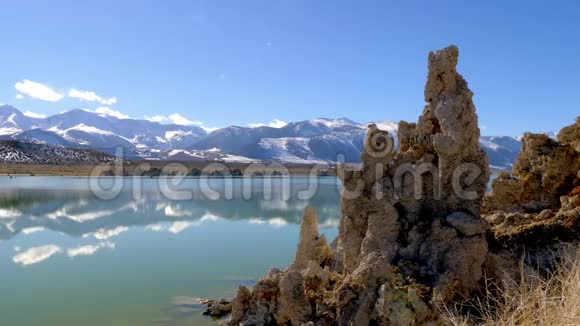 莫诺县莫诺湖上惊人的石灰石柱视频的预览图