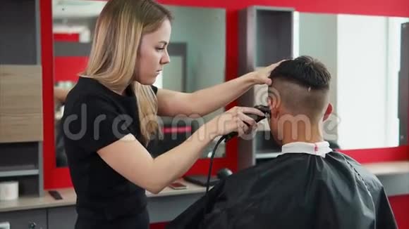 年轻的男顾客和女理发师理发师修剪头发视频的预览图