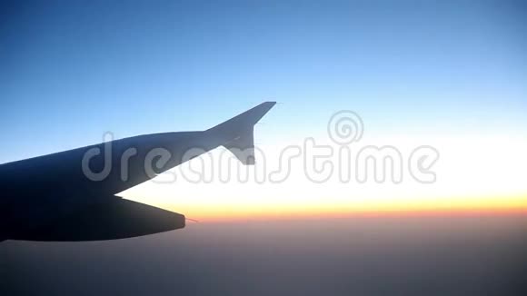 飞机飞行时的机翼和日出视频的预览图