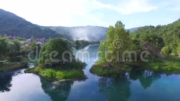 在波斯尼亚乌纳河的树木和清澈的水上飞行视频的预览图