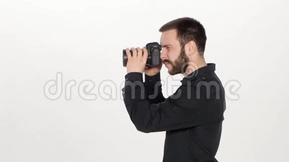 男人拍照片白色的视频的预览图