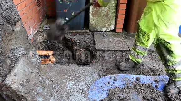室外破碎的排水瓶沟补充水视频的预览图