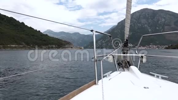 从漂浮在亚得里亚海上的游艇船头俯瞰视频的预览图