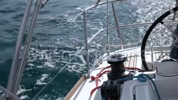 在亚得里亚海漂浮的游艇船头视频的预览图