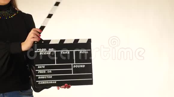 女人用电影拍板白色的视频的预览图