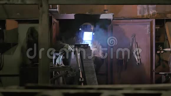 工人在工厂研磨和焊接在工业厂房上焊接慢动作视频的预览图