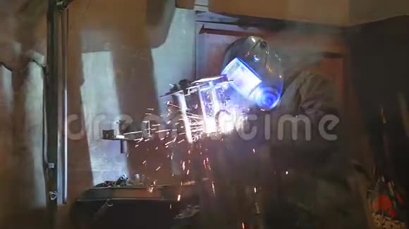 工人在工厂研磨和焊接在工业厂房上焊接慢动作视频的预览图
