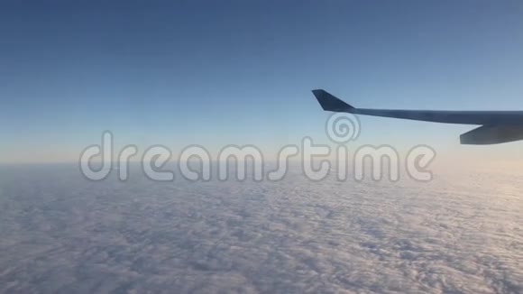 飞越云层从飞机窗口观看视频的预览图