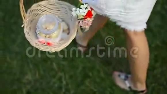 特写少女拿着篮子走在草地上视频的预览图