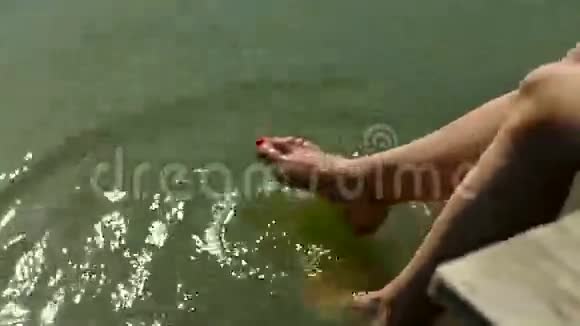 女孩溅了脚在木桥上视频的预览图