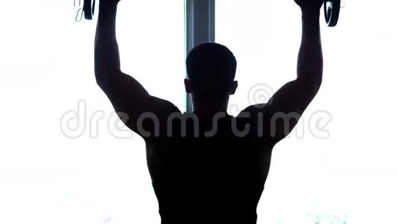 体操运动员举起杠铃的剪影视频的预览图