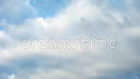 美丽的蓝天和云彩云缓缓飘过蓝天天空中柔软蓬松的云从视频的预览图