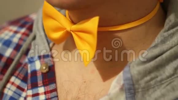 男子纠正橙色领带特写视频的预览图