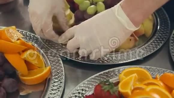 侍者很好地把切好的苹果放在盘子里上面放着新鲜水果作为宴会用视频的预览图