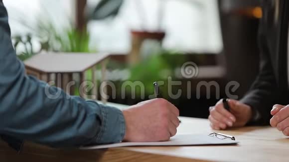 签订抵押合同签订买卖租赁协议与房地产商见面时握手视频的预览图
