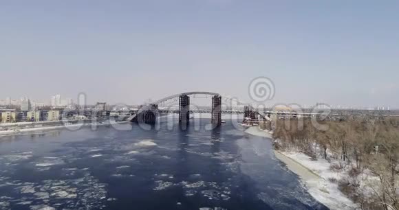 乌克兰基辅尚未完工的桥联合汽车和地铁大桥在建视频的预览图
