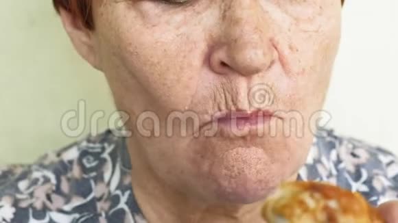吃蔬菜或鸡肉的老女人视频的预览图