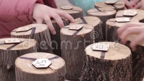 年轻的少女在后院玩数字和木柴的游戏视频的预览图