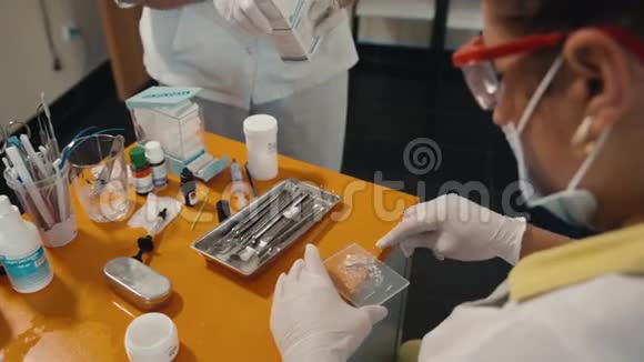 牙科制造填充牙粉视频的预览图