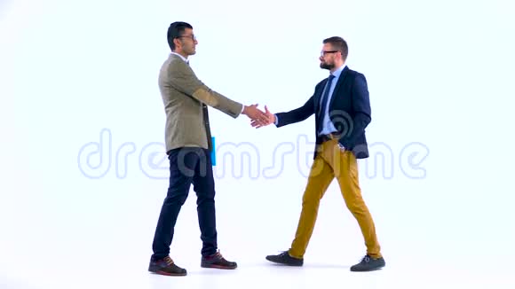 两个商业伙伴在演播室握手欢迎对方慢动作视频的预览图