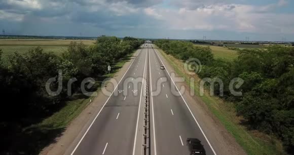 俄罗斯一条州际公路的4K航空视频的预览图