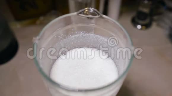 搅拌机特写奶昔是在搅拌机里准备的视频的预览图