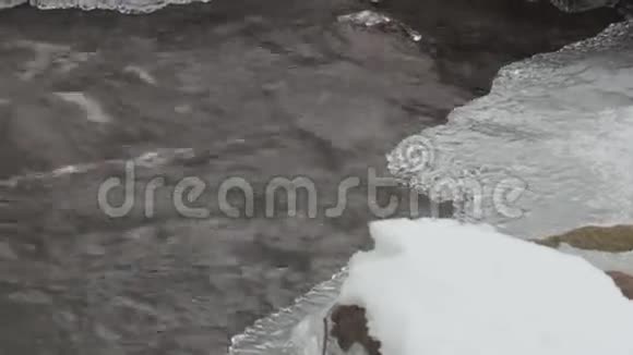 冬天的小河水流瀑布视频的预览图