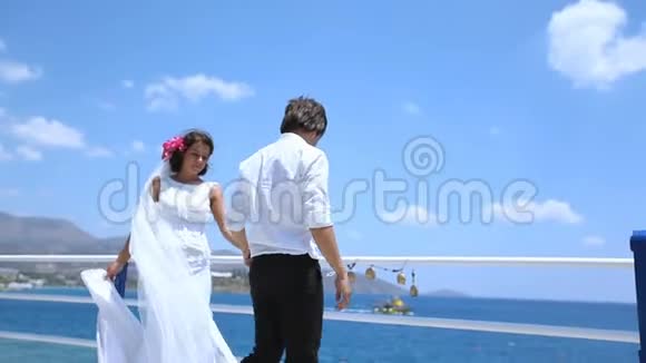 结婚舞会新婚夫妇正在水边跳舞视频的预览图