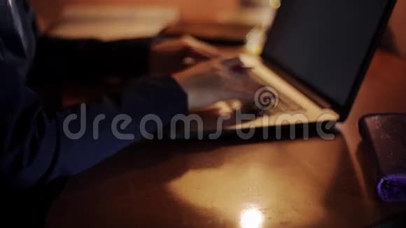 商务女性签署文件晚上笔记本电脑视频的预览图
