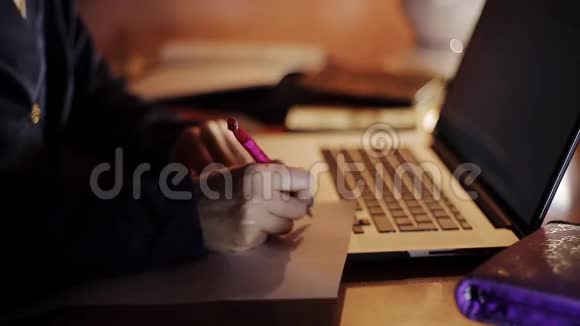 商务女性晚上在笔记本电脑上工作视频的预览图