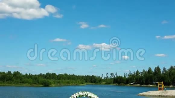 湖边的婚礼装饰品视频的预览图