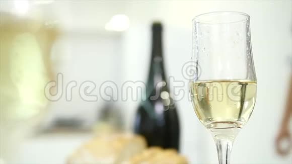 年轻夫妇用香槟浪漫晚餐浪漫的概念快关门选择性聚焦视频的预览图