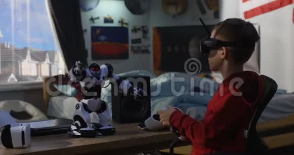 男孩在玩他的玩具机器人视频的预览图