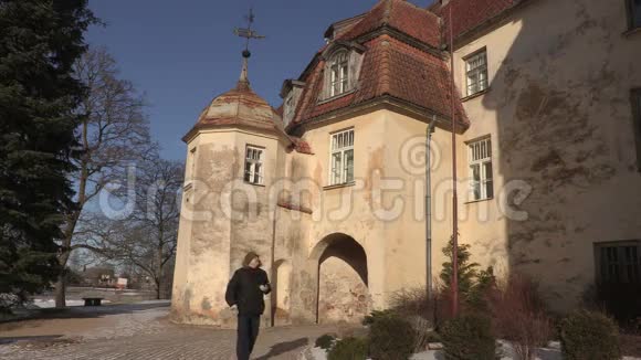 游客在中世纪城堡附近拍照视频的预览图